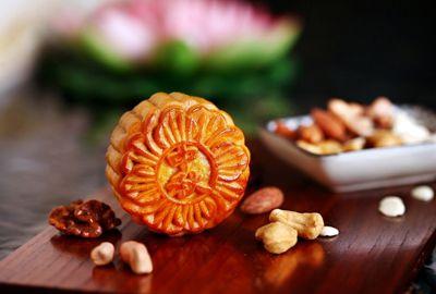 水东街中秋节吃瓜视频,瓜果飘香共度团圆夜