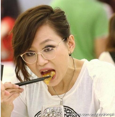 明星吃瓜玩笑话视频,笑料百出，揭秘娱乐圈幕后趣闻